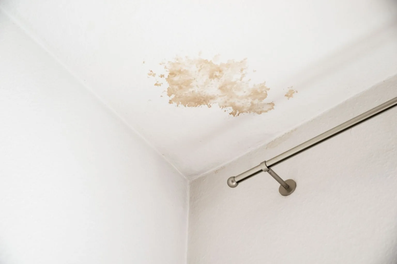 Mengatasi Kamar Mandi Rembes
