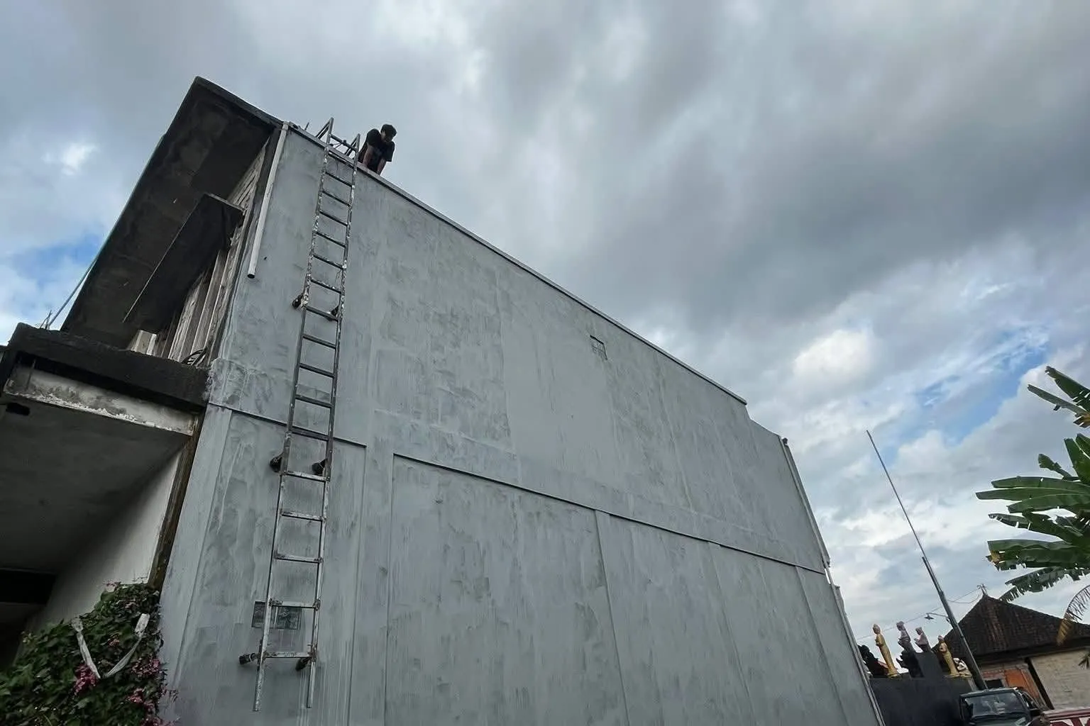 Solusi Tembok Rembes dan Berjamur di Denpasar: Keunggulan Cat Coating 4 Komponen