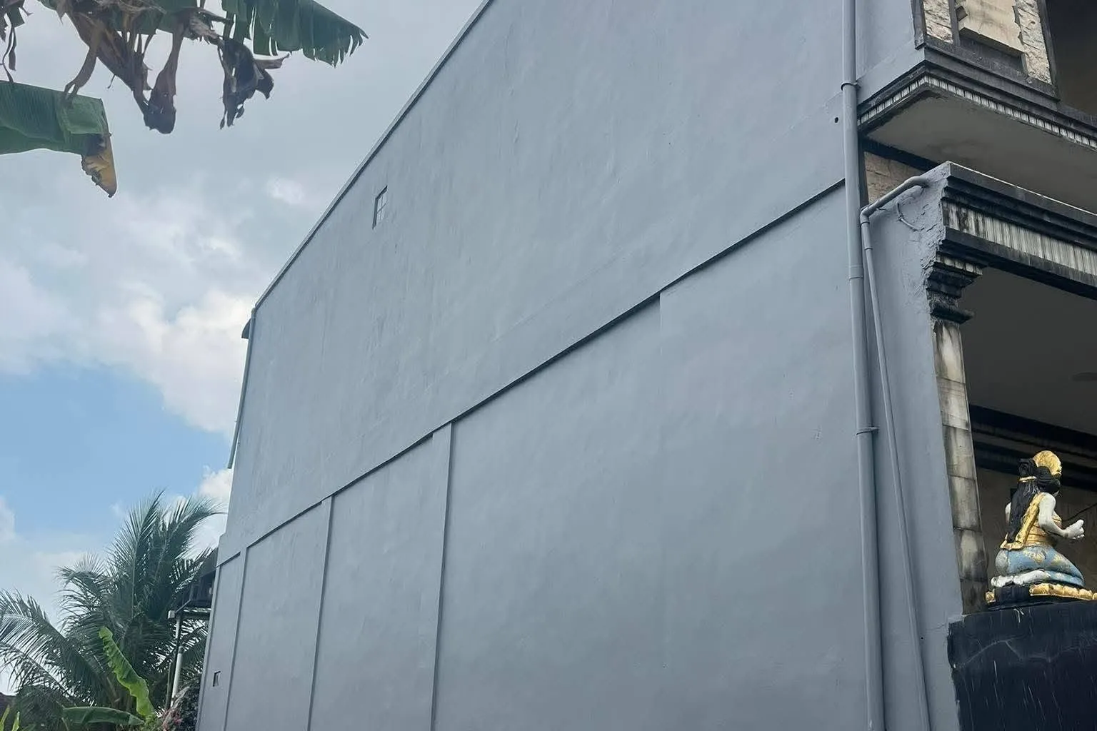 Perbandingan Cat Anti Bocor Biasa vs Coating 4 Komponen: Mana Investasi Terbaik untuk Villa Anda?